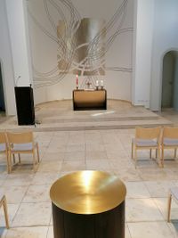 Taufstein und Altar